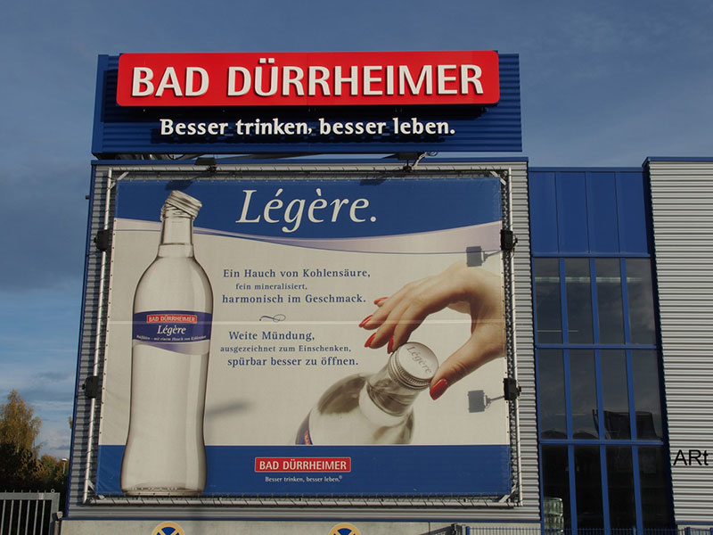 Bad Dürrheimer Mineralbrunnen GmbH & Co. KG mit großer Werbung für Legere an der Fasade