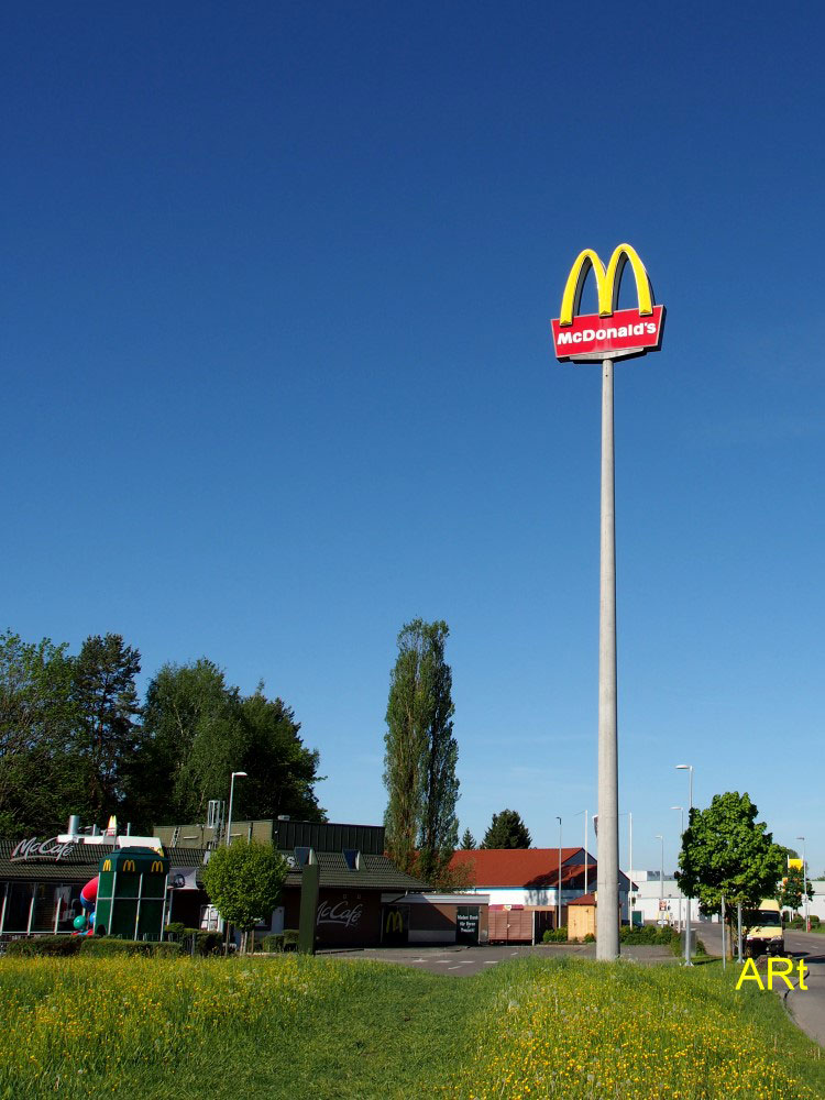 McDonalds mit Logo auf hohem Mast