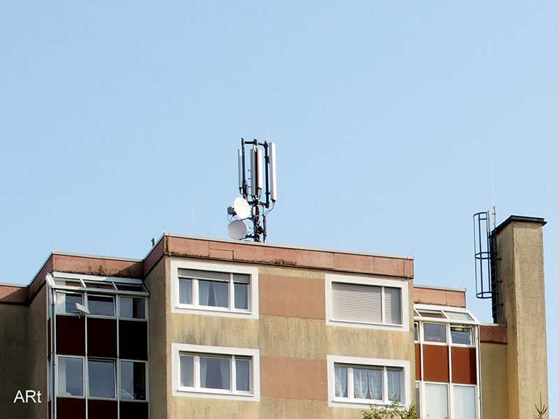 Mobilfunk-Sendeantenne auf einem Hochhaus an der Königsberger Straße