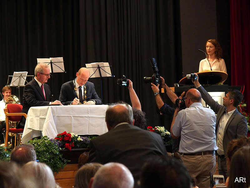 Bürgermeister-Stellvertreter Heinrich Glunz und Bürgermeister Jonathan Berggötz bei Unterschreiben der Ernennungsurkunde

